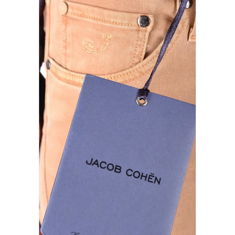 Une étiquette bleue de la marque Jacob Cohen est accrochée à un jean beige Jacob Cohen pour femme, en mélange de coton beige.