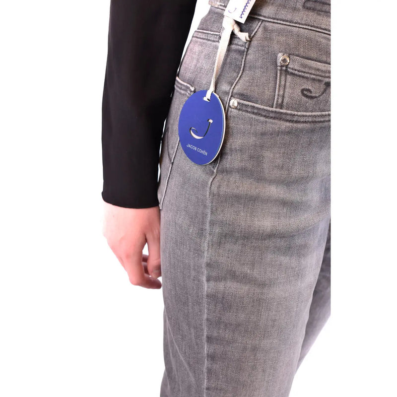 Un jean Jacob Cohen pour femme, gris, en mélange de coton, au design classique et aux coutures apparentes.