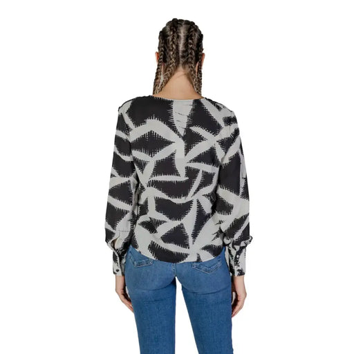Jacqueline de Yong black and gray abstract patterned long sleeve v neck polyester blouse front view