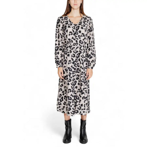 A women’s jacqueline de yong grey leopard long sleeve v neck midi dress with self-tie belt in black and beige