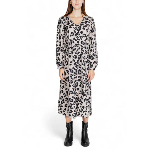 A women’s jacqueline de yong grey leopard long sleeve v neck midi dress with self-tie belt in black and beige