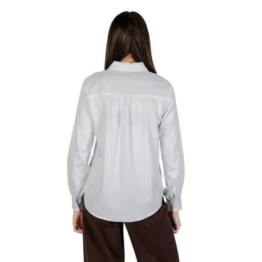Jacqueline De Yong white cotton long-sleeved button-up shirt for women