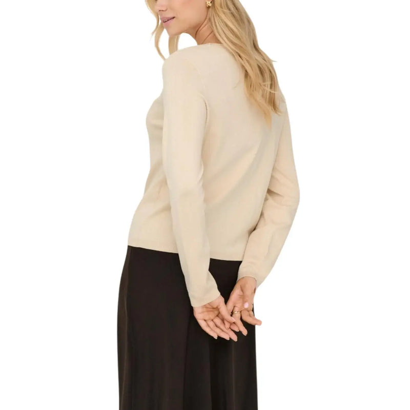 Pull beige à manches longues en maille de Jacqueline de Yong, confectionné dans un mélange de viscose à la texture douce.