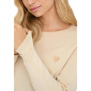 Pull beige à manches longues pour femme Jacqueline de yong, en maille de viscose mélangée, orné d'un discret patch cœur pêche sur la poitrine.