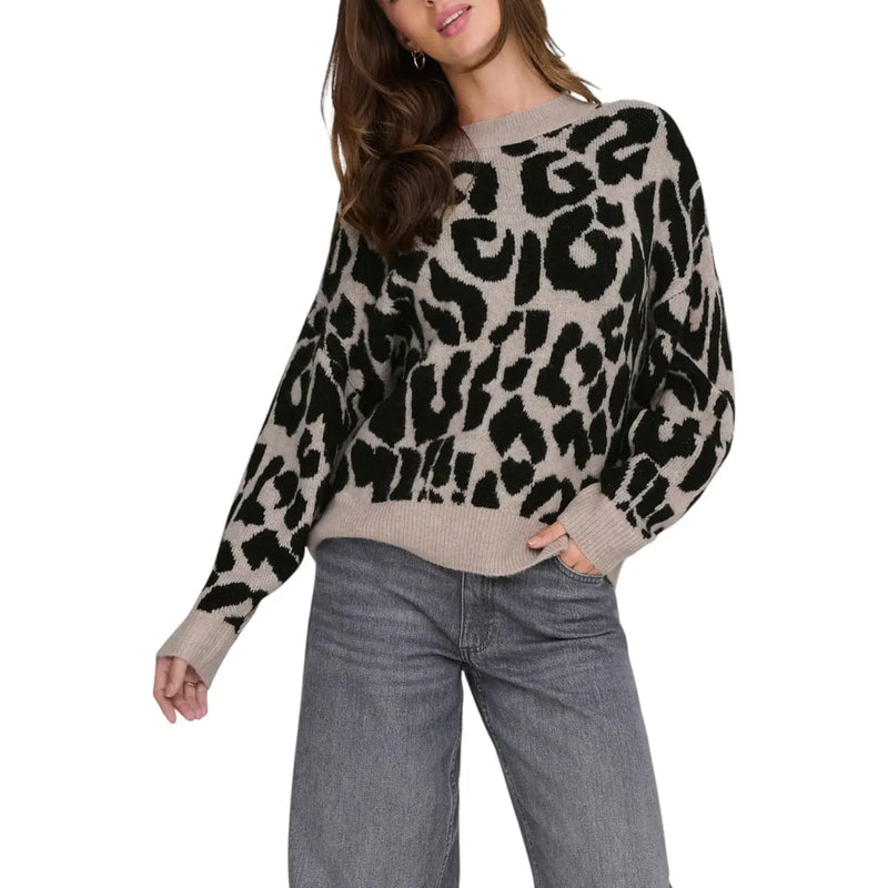 Un pull en maille beige et noir à imprimé léopard, confortable et à la coupe décontractée, de la marque Jacqueline de Yong (pull en maille pour femme).