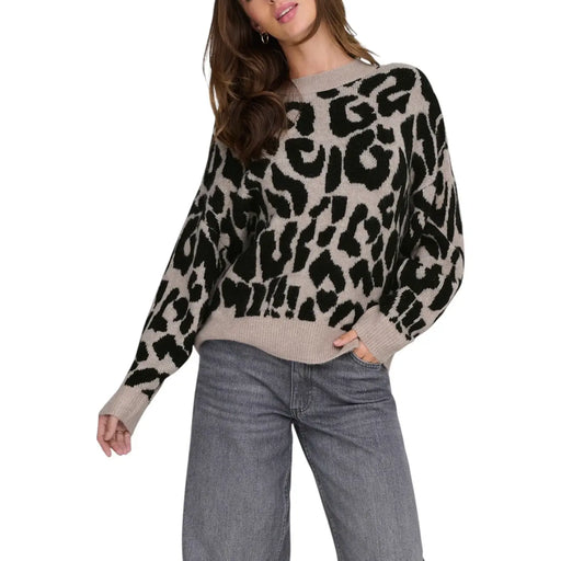 Un pull en maille beige et noir à imprimé léopard, confortable et à la coupe décontractée, de la marque Jacqueline de Yong (pull en maille pour femme).
