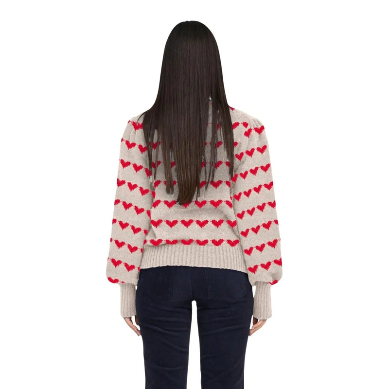 Vue arrière d'un pull en maille beige en polyester pour femme de Jacqueline De Yong, orné d'un motif de cœurs rouges vifs et de poignets côtelés.