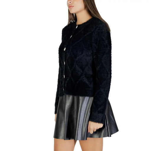 Cardigan noir pour femme Jacqueline de yong, en nylon mélangé, orné d'une fausse fourrure à motif losanges et de boutons argentés.