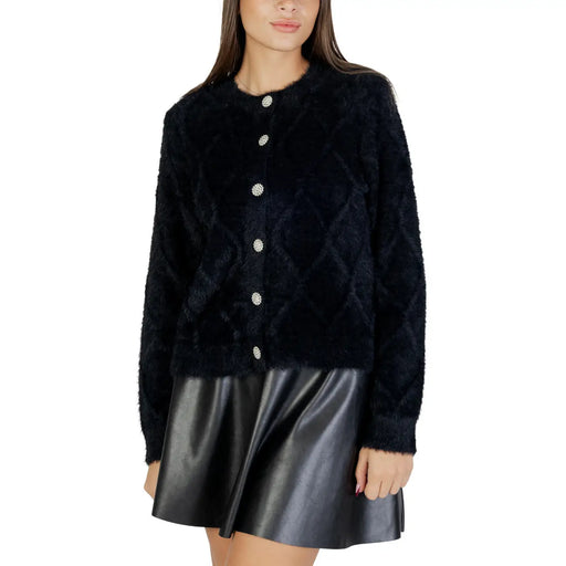 Gilet noir duveteux de Jacqueline de Yong, en maille à motif losanges et boutons argentés scintillants, mélange de nylon