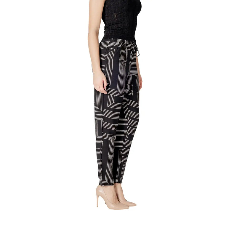 Pantalon noir en viscose pour femme Jacqueline de yong, orné de larges lignes géométriques blanches et doté d'une taille élastiquée à cordon.