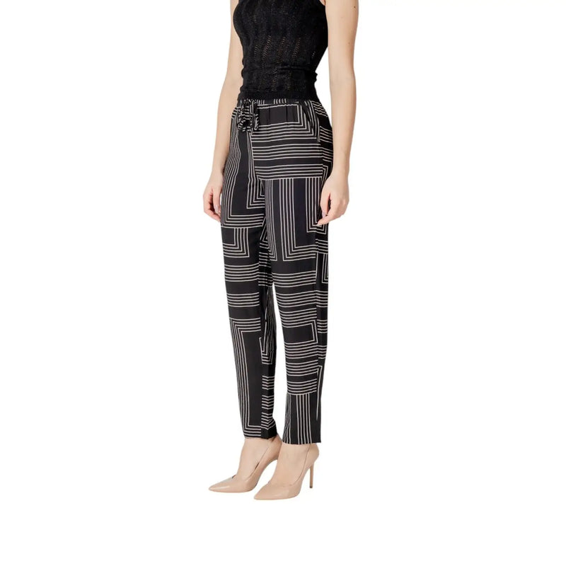 Pantalon en viscose noire à lacets pour femme Jacqueline de yong, orné d'un motif géométrique noir et blanc et doté d'une taille ajustée.