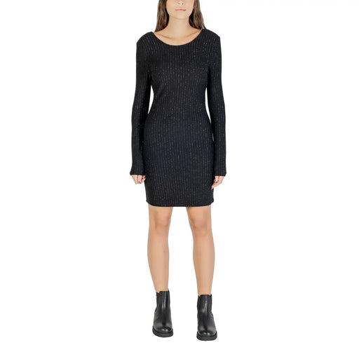 Jacqueline De Yong Robe en maille noire à fines rayures pour femme, ornée de fils subtilement scintillants et au design élégant.
