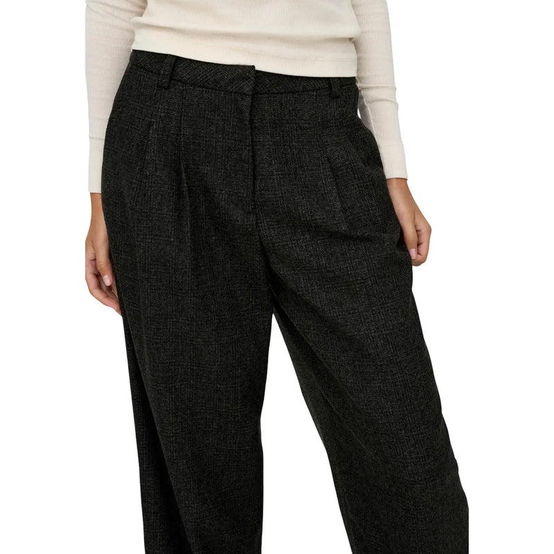 Pantalon Jacqueline de Yong pour femme, en laine mélangée noire, avec un discret motif à chevrons, des plis sur le devant et des poches zippées.