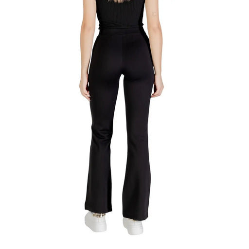 Pantalon noir taille haute en viscose pour jeune femme Jacqueline de Young, en tissu évasé lisse et extensible.