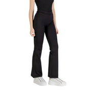 Pantalon noir évasé taille haute en viscose pour femme de Jacqueline de Yong, en tissu extensible lisse avec détails de coutures latérales.