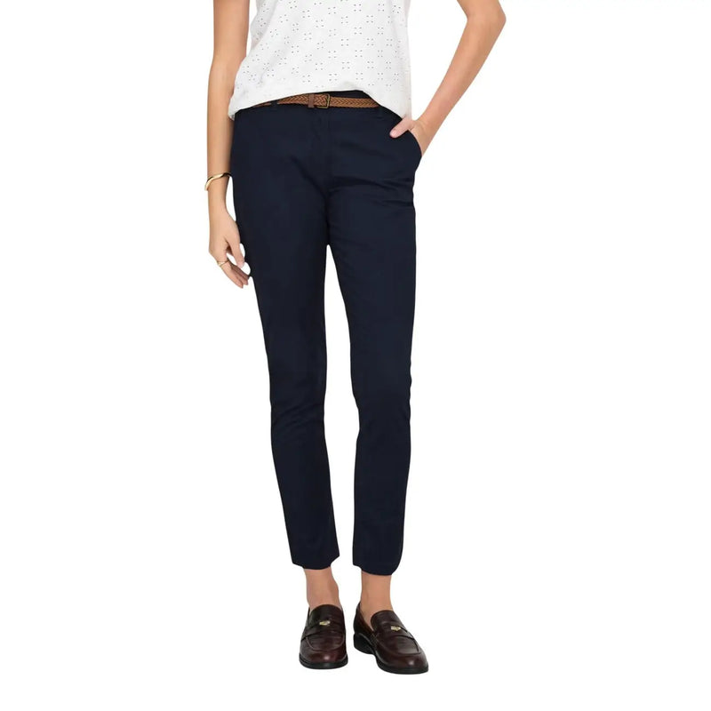 Pantalon chino bleu marine slim avec ceinture pour femme, en coton, par Jacqueline de Yong (vue de face)