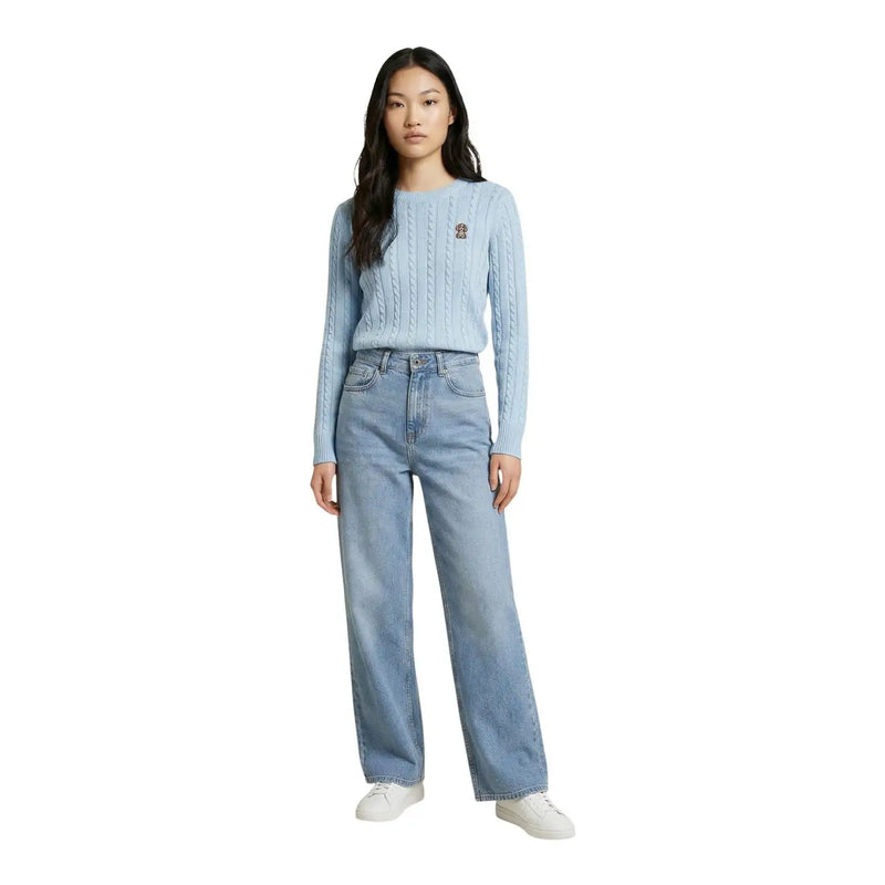 Pull en maille torsadée bleu clair en coton avec petit logo sur la poitrine, signé Jacqueline de Yong.
