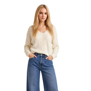 Pull en maille bleue pailletée pour femme Jacqueline de yong, orné d'un col en V et de manches longues en maille torsadée couleur crème.