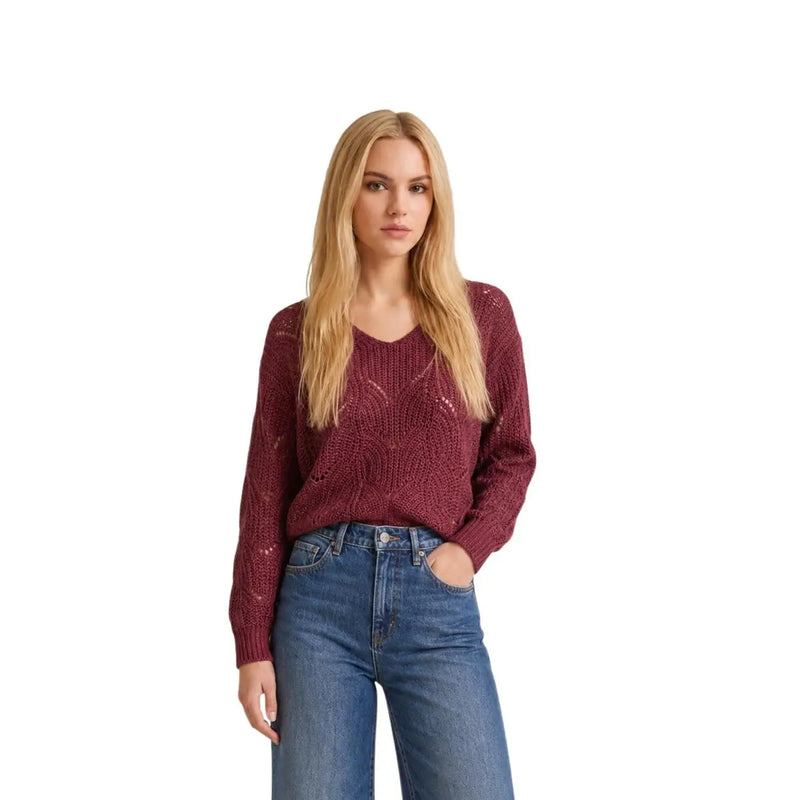 Un pull en maille bordeaux avec un col en V et un motif de torsades complexe de Jacqueline De Yong collection de tricots bleus à paillettes pour femmes