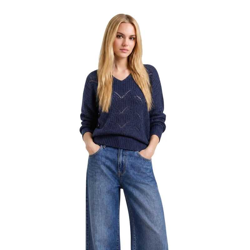 Pull en maille pailletée bleue pour femme Jacqueline de yong, avec un col en V texturé bleu marine.