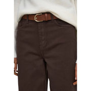 Ceinture en cuir marron à boucle dorée, portée avec un jean Jacqueline de Yong pour femme, en coton.