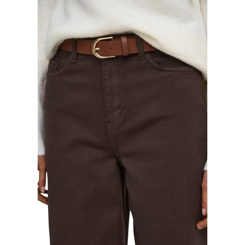 Ceinture en cuir marron à boucle dorée, portée avec un jean Jacqueline de Yong pour femme, en coton.