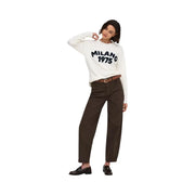 Pull blanc à manches longues en coton imprimé Milano 1975, porté avec un jean marron Jacqueline De Yong pour femme