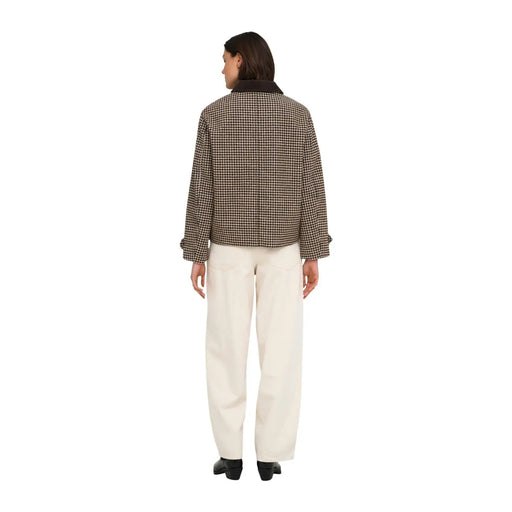 Blazer à carreaux marron pour femme Jacqueline de yong, en laine mélangée avec un col foncé, confectionné dans un tissu à carreaux marron et noir.