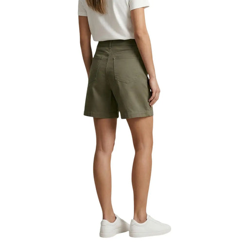 Short en jean plissé vert olive en coton pour femme, signé Jacqueline de Yong, vu de dos, avec une coupe ajustée.