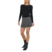 Une mini-jupe plissée gris foncé élégante, à taille structurée, en polyester élasthanne, signée Jacqueline de Yong.