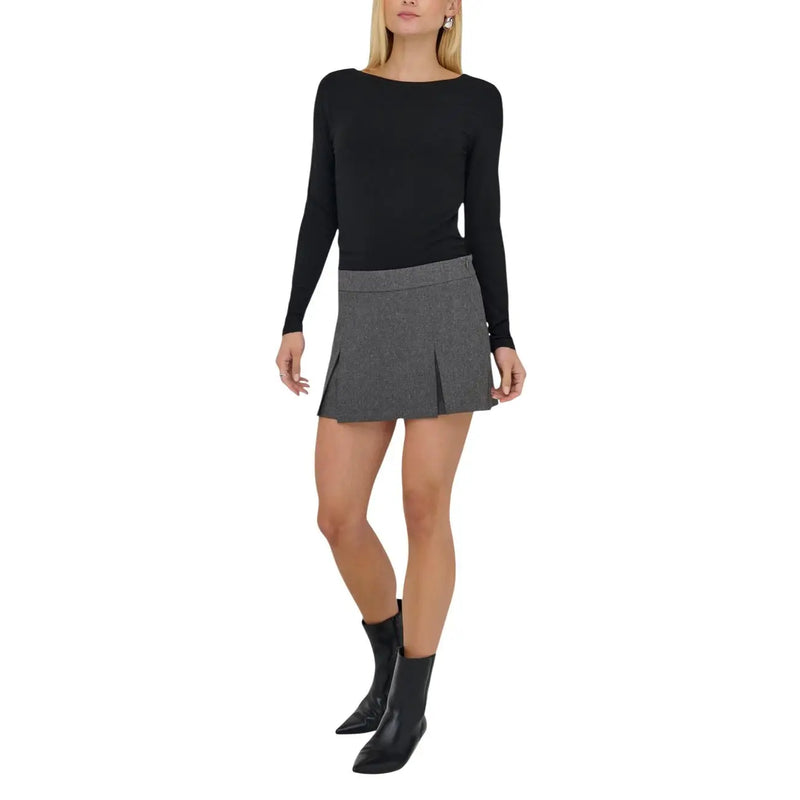 Une mini-jupe plissée gris foncé élégante, à taille structurée, en polyester élasthanne, signée Jacqueline de Yong.