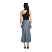 Une élégante jupe midi en satin bleu ardoise à la coupe fluide et à taille haute, associée à une écharpe en lyocell marron de Jacqueline de Yong. top