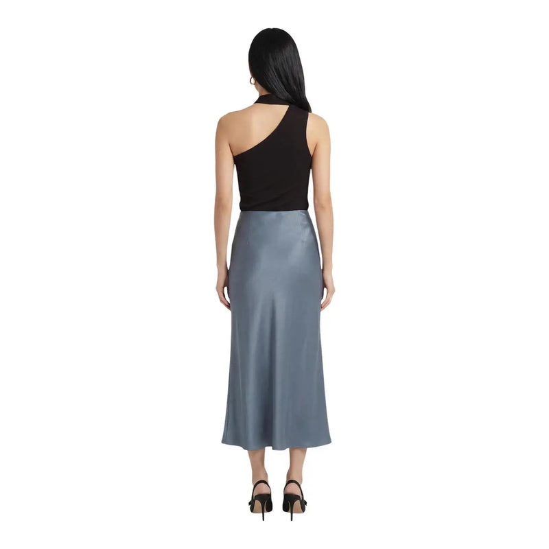 Une élégante jupe midi en satin bleu ardoise à la coupe fluide et à taille haute, associée à une écharpe en lyocell marron de Jacqueline de Yong. top