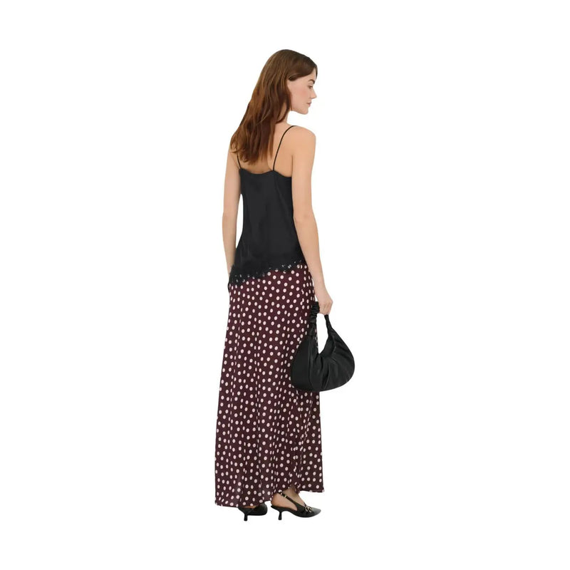 Sac hobo en cuir noir à la silhouette souple et décontractée et à bandoulière unique, présenté à côté d'un débardeur Jacqueline de Yong pour femme top dentelle asymétrique noire en polyester