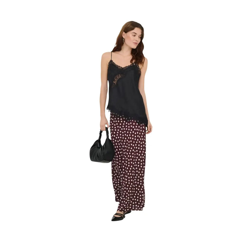 Mini sac en cuir noir avec anse structurée et silhouette souple et drapée, associé à un débardeur Jacqueline de Yong pour femme top dentelle asymétrique en polyester noir