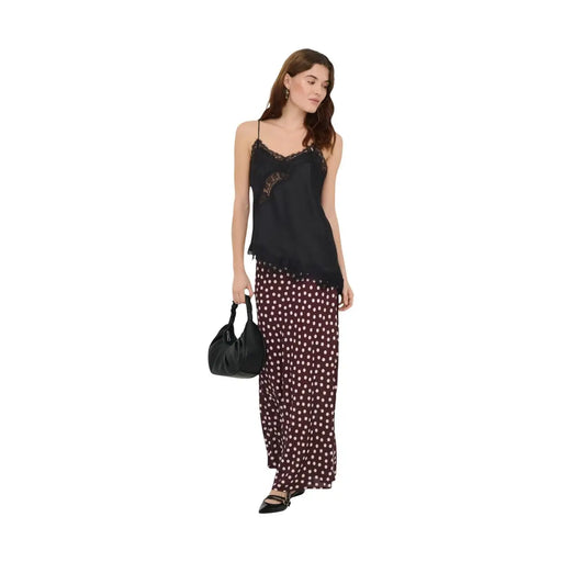 Mini sac en cuir noir avec anse structurée et silhouette souple et drapée, associé à un débardeur Jacqueline de Yong pour femme top dentelle asymétrique en polyester noir