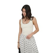 Débardeur femme Jacqueline de Yong top en viscose côtelée couleur crème avec bordure festonnée noire et bretelles noires