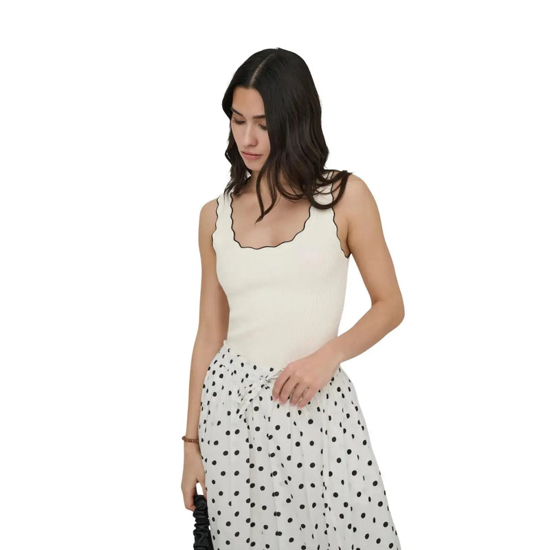 Débardeur femme Jacqueline de Yong top en viscose côtelée couleur crème avec bordure festonnée noire et bretelles noires