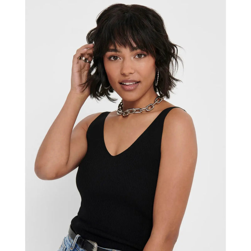 Débardeur femme Jacqueline de Yong top Haut noir en viscose à col en V, associé à un collier ras-de-cou en grosse chaîne argentée à maillons imposants.