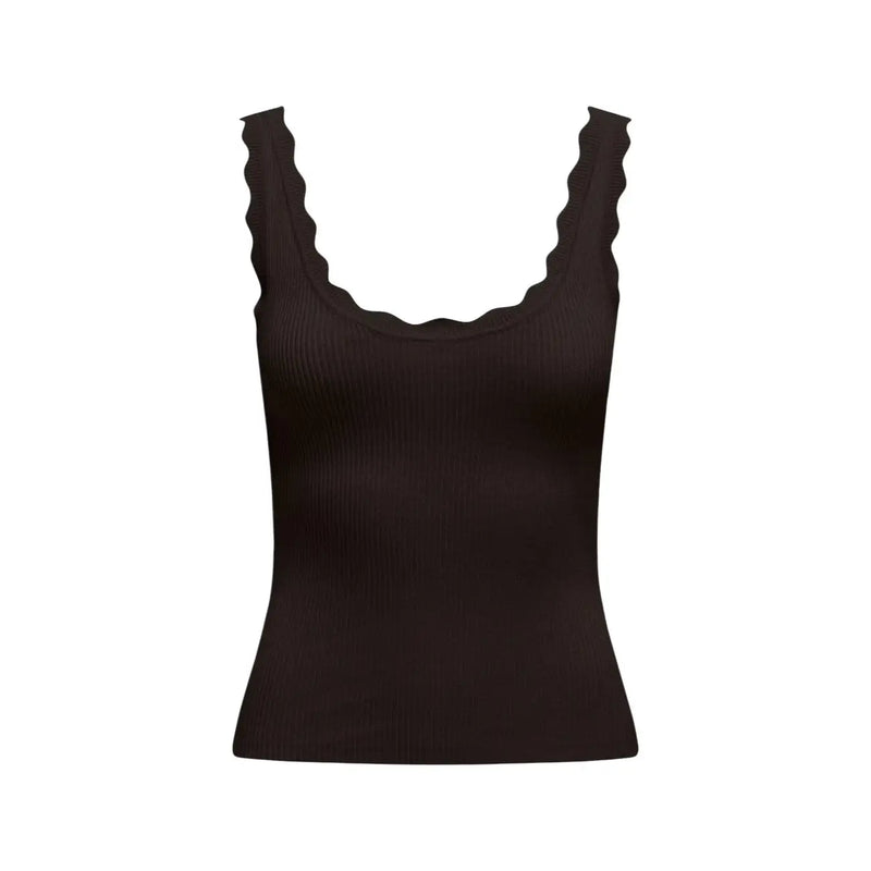 débardeur noir côtelé top Sac à bandoulière marron à bretelles festonnées signé Jacqueline de Yong, idéal pour une tenue décontractée.