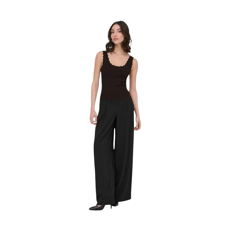 Débardeur noir sans manches top avec un décolleté festonné et un pantalon large assorti de la collection femme de Jacqueline de Yong