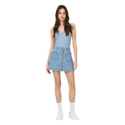 Mini-jupe en jean bleu clair avec fermeture boutonnée sur le devant et deux poches plaquées, portée avec un débardeur Jacqueline de Yong top