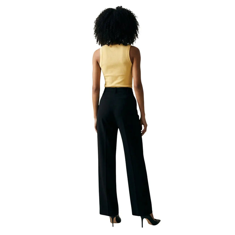 Pantalon noir taille haute à jambes larges et coupe élégante, associé à un débardeur jaune Jacqueline de Yong top boutons de col en V