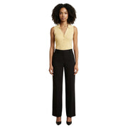 Un pantalon noir élégant à jambes larges, à la coupe ajustée et aux plis discrets, associé à un débardeur jaune à col V Jacqueline de Yong top