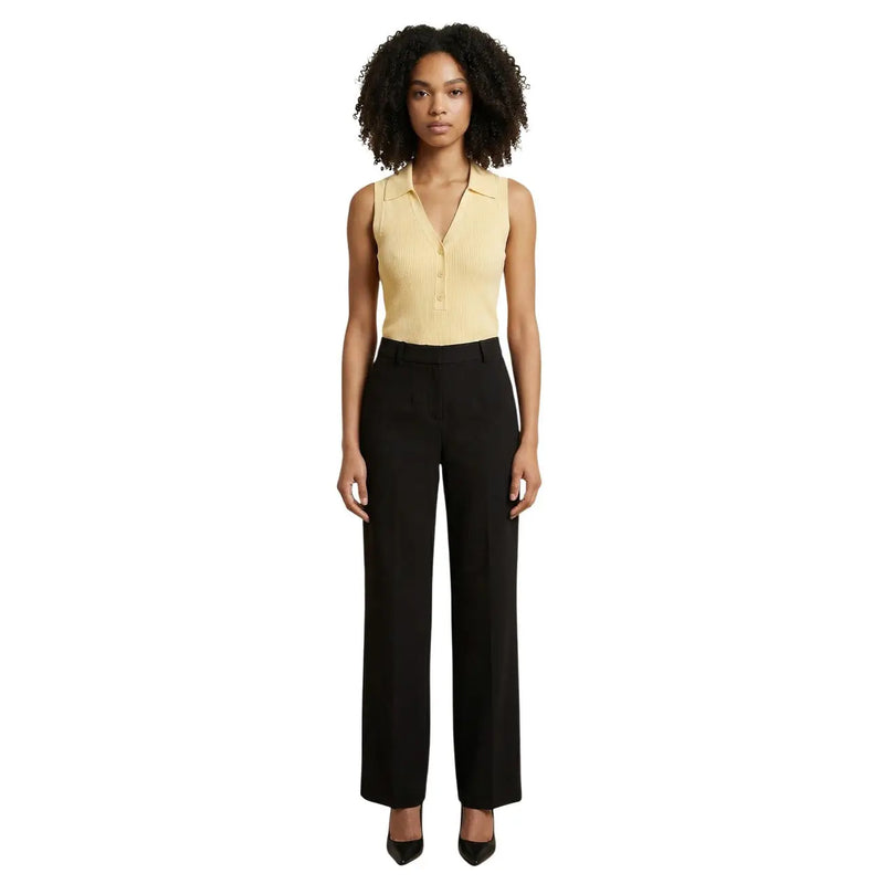 Un pantalon noir élégant à jambes larges, à la coupe ajustée et aux plis discrets, associé à un débardeur jaune à col V Jacqueline de Yong top