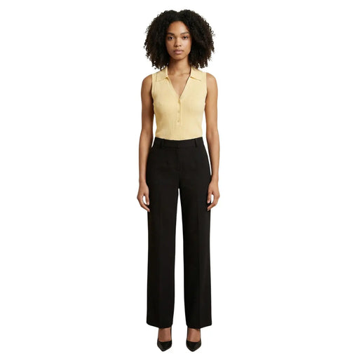 Un pantalon noir élégant à jambes larges, à la coupe ajustée et aux plis discrets, associé à un débardeur jaune à col V Jacqueline de Yong top