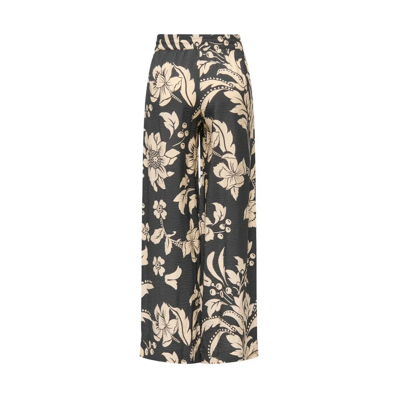 Pantalon Jacqueline de Yong pour femme, en dentelle florale noire, coupe large en viscose à imprimé floral noir et crème et silhouette fluide.