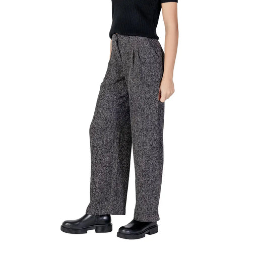 Pantalon Jacqueline de Yong pour femme, noir, à jambes larges, en tissu à chevrons texturé, avec taille élastiquée à cordon, idéal pour l'automne et l'hiver.