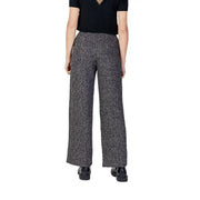 Pantalon Jacqueline de Yong pour femme, à chevrons noirs et blancs, coupe large, fermeture éclair et bouton, idéal pour l'automne et l'hiver.