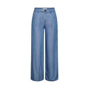 Pantalon large bleu clair en lyocell pour femme, signé Jacqueline de Yong, en tissu lisse et brillant avec fermeture à boutons
